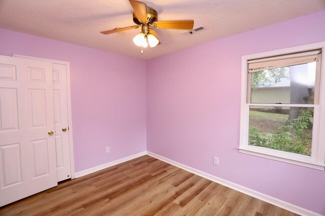 Building Photo - 806 Club Ln