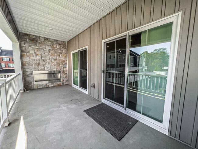 Building Photo - Luxurious 4 Bedroom 3.5 Bathroom End Unit ...