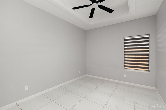 Building Photo - 11 Deluxe St