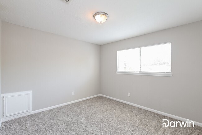 Building Photo - 230 Kirkaldy Dr