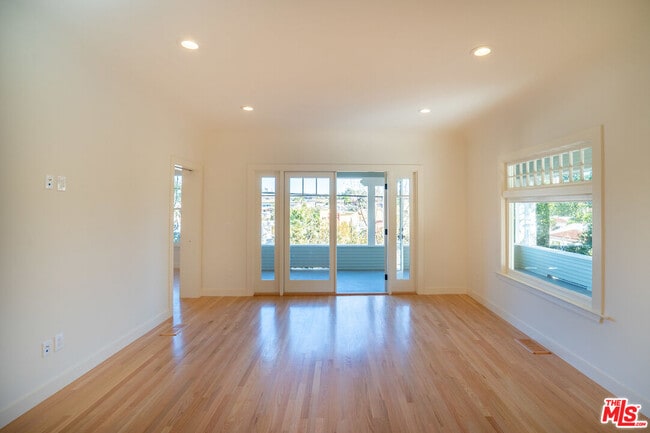 Building Photo - 802 E Kensington Rd