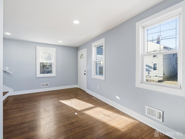 Building Photo - 14 John St