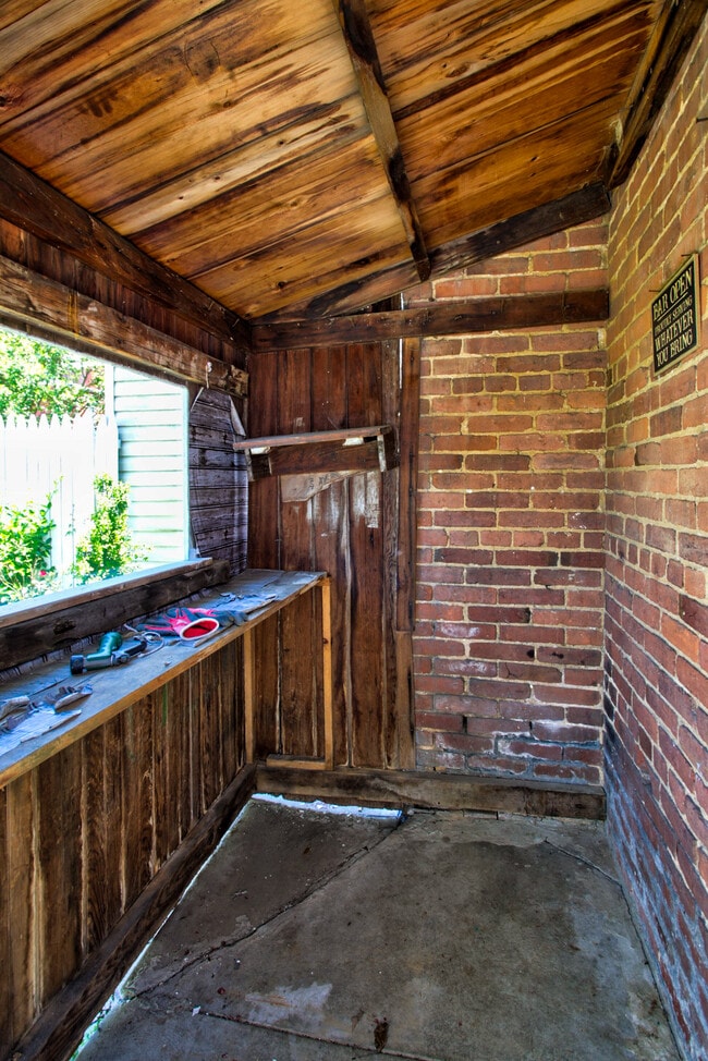 Building Photo - 1115 Frances Ave