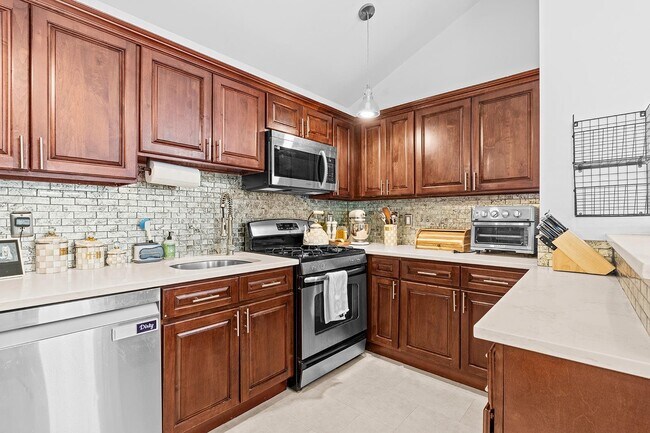 Building Photo - 359 Webster Ave