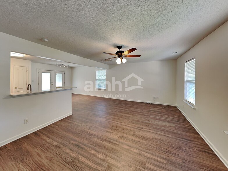 Building Photo - 147 Peterborough Dr