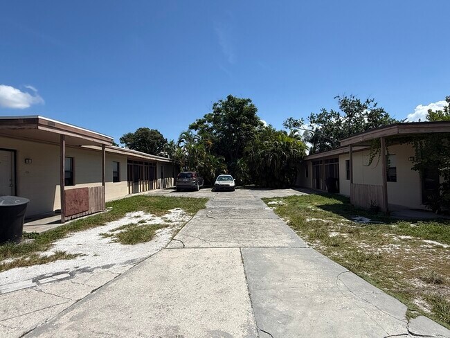 Building Photo - 1020 Queen St N