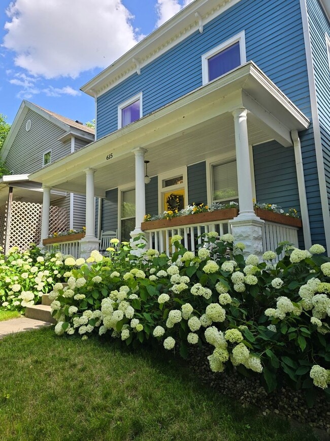 Building Photo - Updated HISTORICAL Downtown Home w/fenced ...