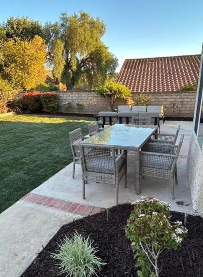 Building Photo - MOVE-IN READY 4+3 w/upgrades, great floorp...