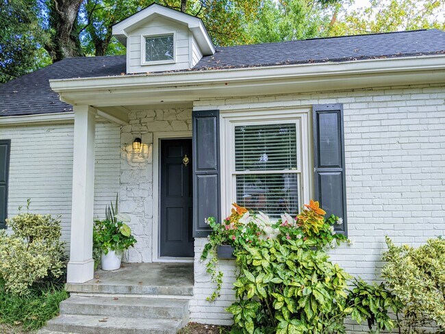 Building Photo - Charming 1 Bedroom Duplex in Buckhead!