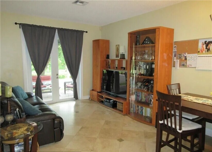 Building Photo - 9748 NW 1st Mnr