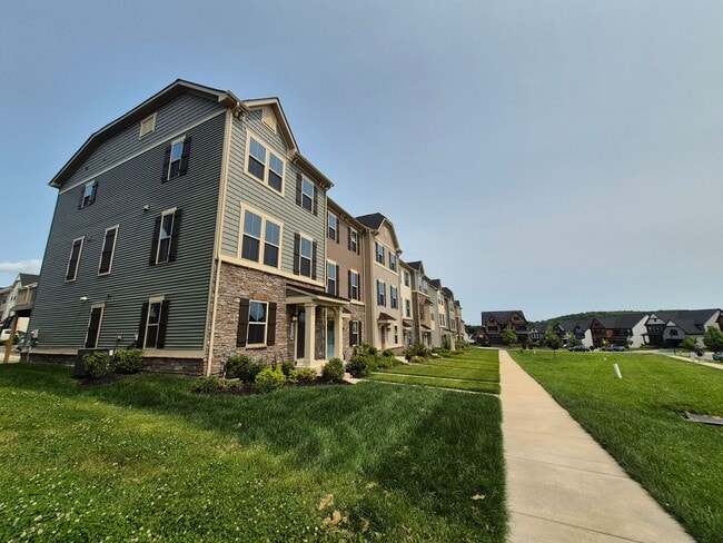 Building Photo - BEAUTIFUL END UNIT TOWNHOME IN NEW MARKET