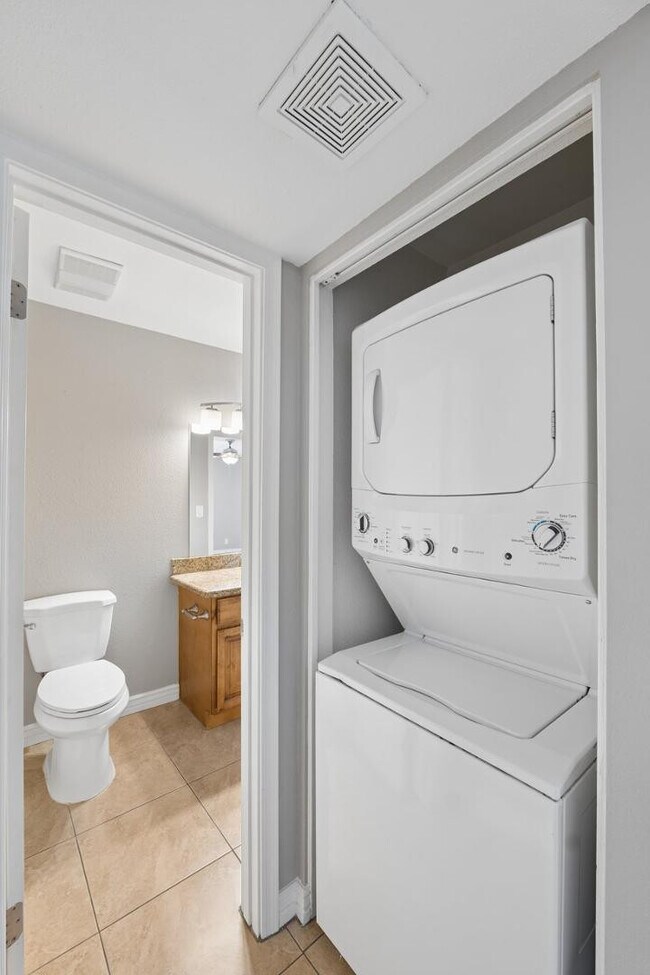 Building Photo - 540 N May