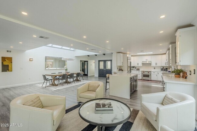 Building Photo - 7322 E Sierra Vista Dr