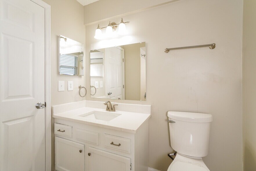 Building Photo - 3298 Deerfield Pointe Dr
