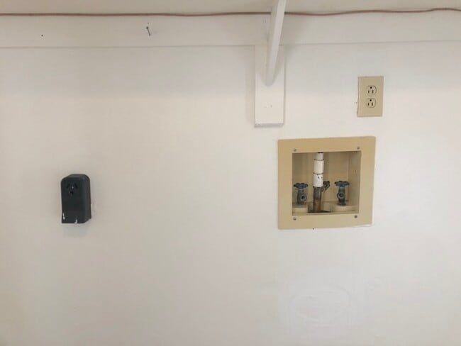 Building Photo - STUNNING TWO STORY 3 BEDROOM/ 2.5 BATH TOW...