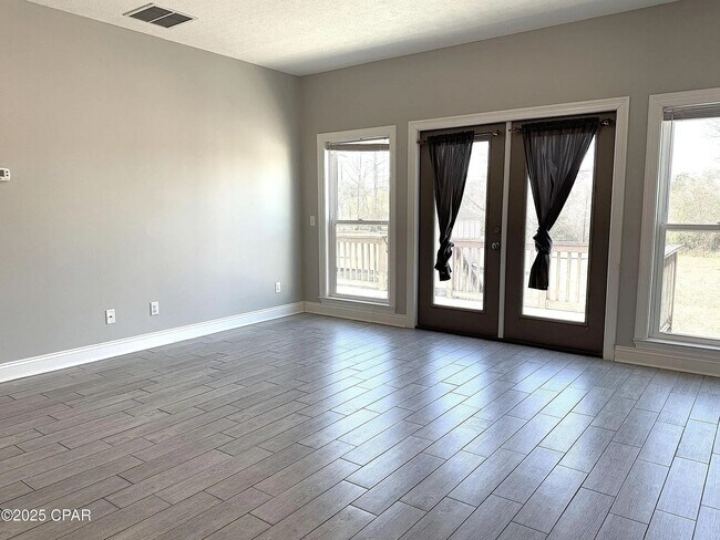 Building Photo - 4 bed 2.5 bath with Garage