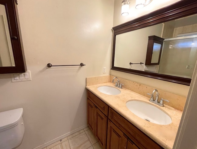 Building Photo - Centrally Located LA Home Near SoFi Stadium with Yard & Parking - MOVE IN READY