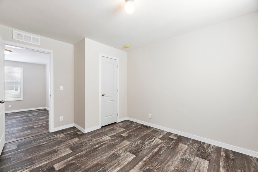 Building Photo - 11431 N Lake Dr