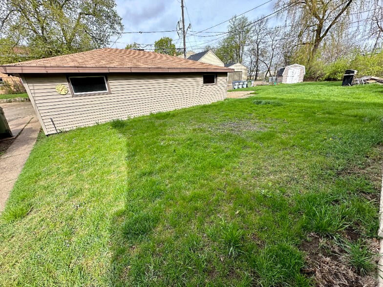 Building Photo - 3389 S Whitnall Ave