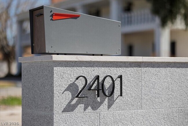 Building Photo - 2401 Driftwood Dr