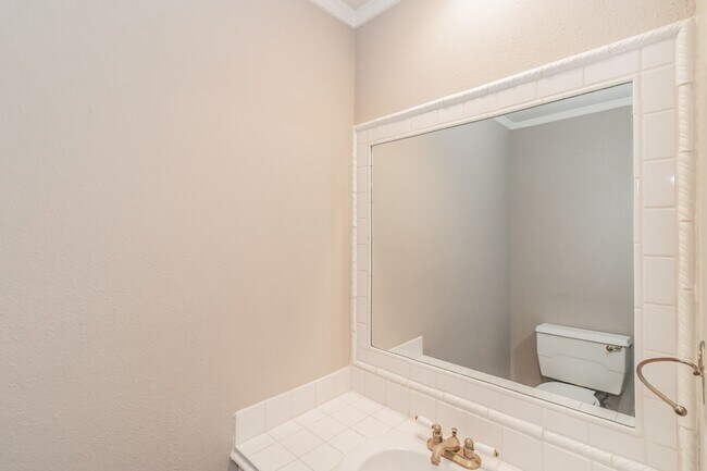 Building Photo - Beautiful townhome in a prime location nea...