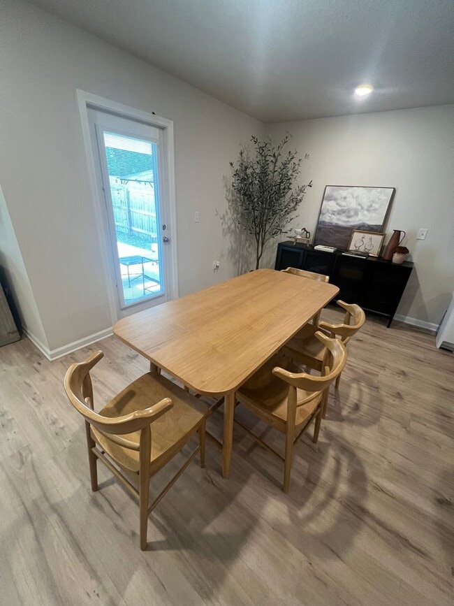 Building Photo - Woodlands 4 bed 2 bath gem !