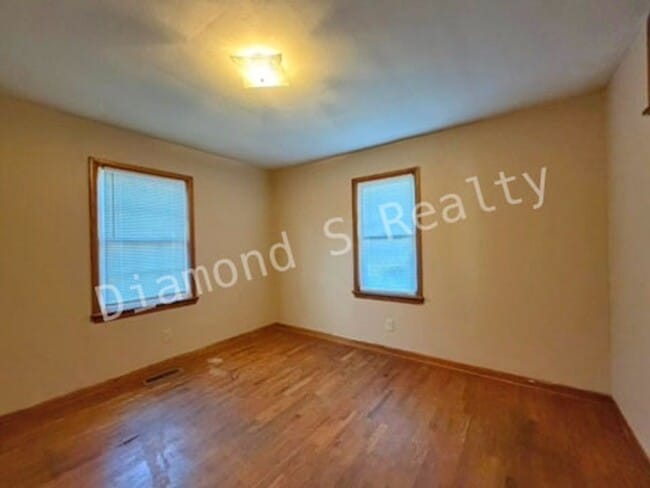 Building Photo - Cute 2 bed/1 bath house with Garage!