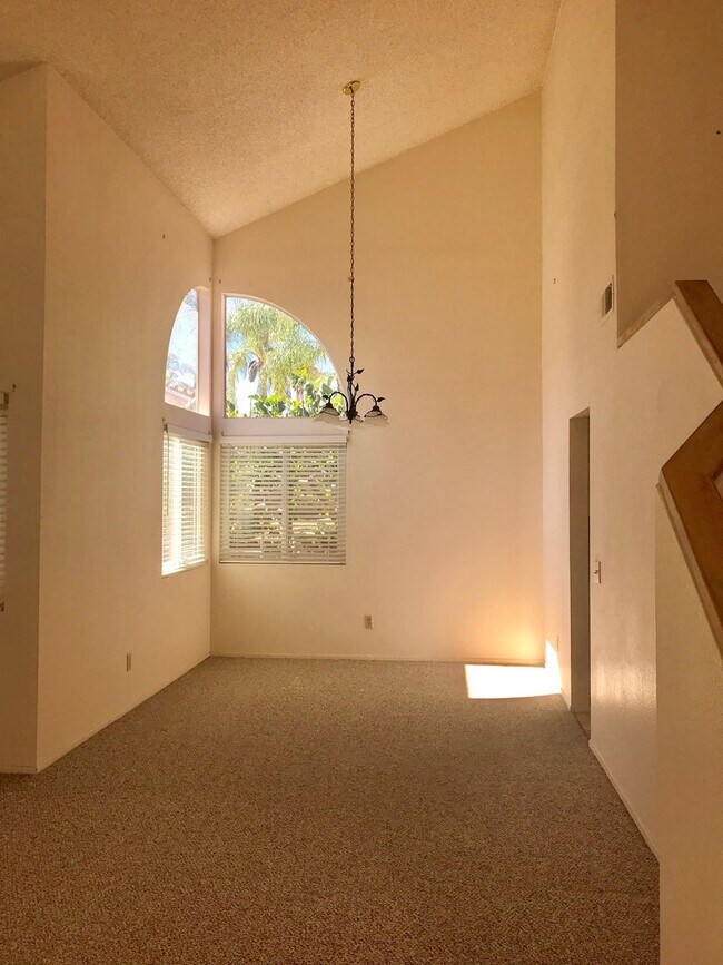 Building Photo - **Beautiful Lake Elsinore 3 Bdrm 2.5 Baths...