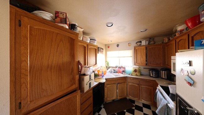 Building Photo - 3 Bed 2.5 Bath - Pet Friendly - Deck - Gar...