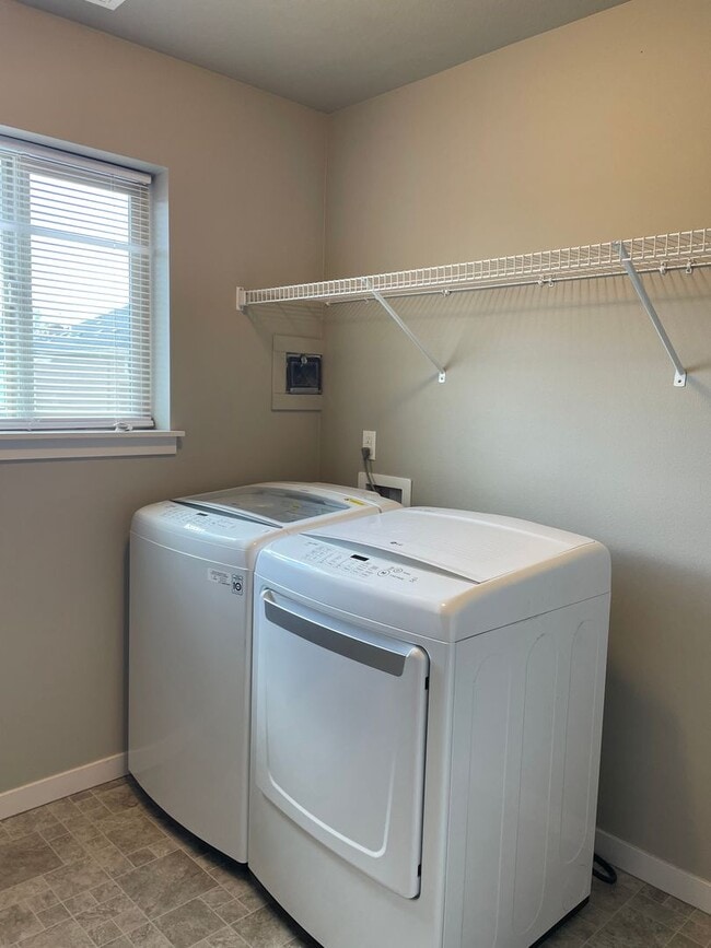 Building Photo - Goregous 3 Bedroom Home Ready for Hot Summ...