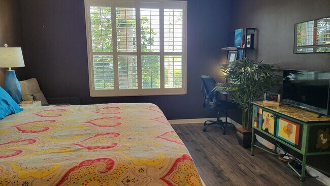 Building Photo - ANNUAL UNFURNISHED 2 bed 2 bath ground flo...