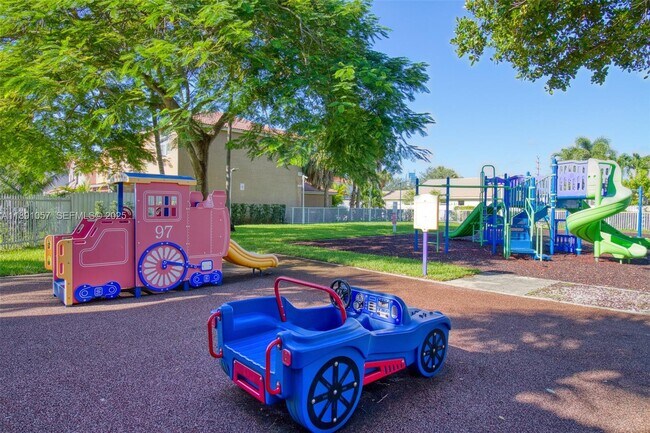 Building Photo - 3810 SW 51st St