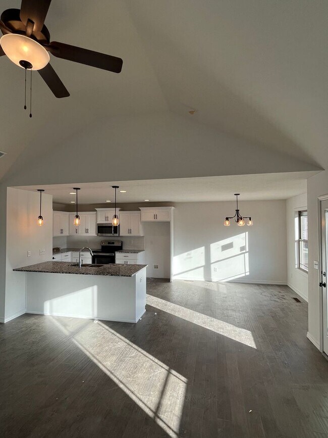 Building Photo - Nearly new 3 bed, 3 bath with Springfield ...