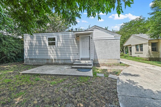 Building Photo - Single Family Home in 76109