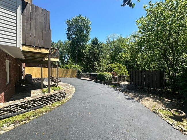 Building Photo - Charming Walk-Out Ranch in Sought-After Ba...