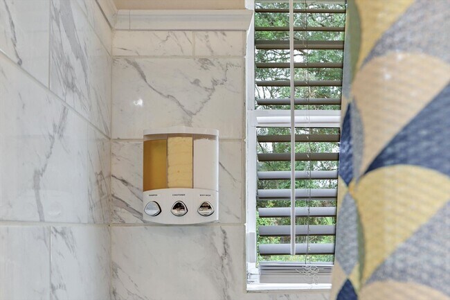 Building Photo - 4 Bedroom, 2 Bath Brick Home in Savannah