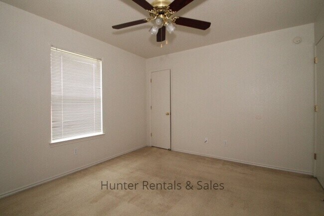 Building Photo - Spacious Duplex!