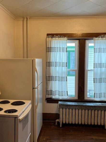 Building Photo - 417 Elm St