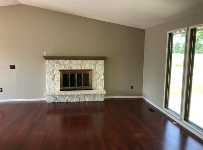 Building Photo - Green Acres Split Level