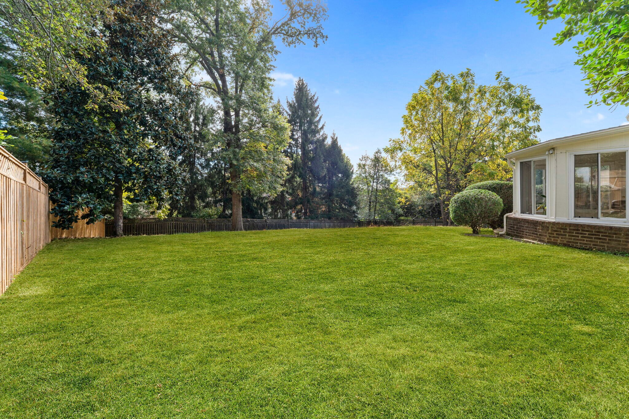 Spectacular fully fenced rear yard - 9 Snug Hill Ct
