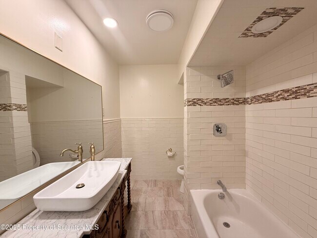 Building Photo - 629 Clay Ave