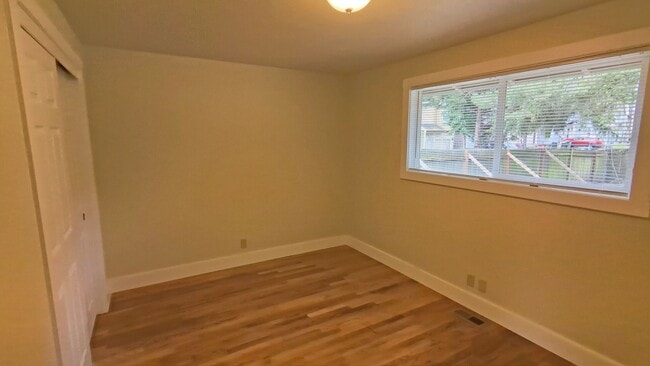 Building Photo - 2 bedroom 1 bath single level duplex