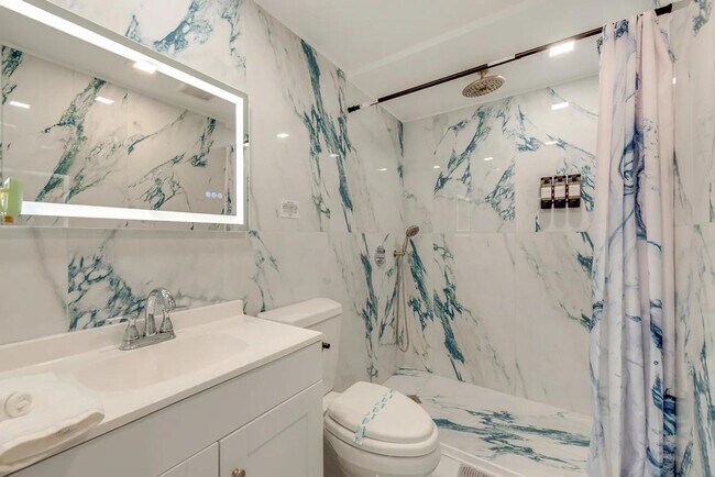 Building Photo - 2135 Rosemont Dr