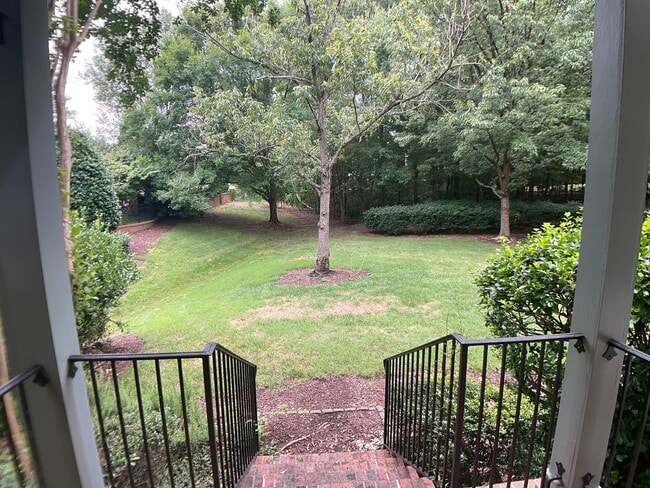 Building Photo - Gorgeous Condo in the heart of Chapel Hill