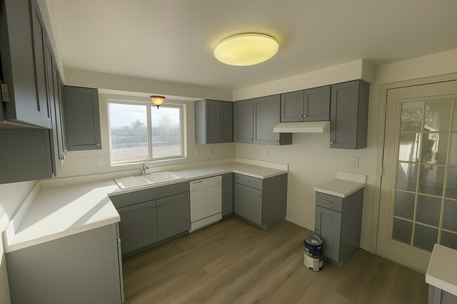 Building Photo - Coming Soon! Beautifully Remodeled 3-Bedro...