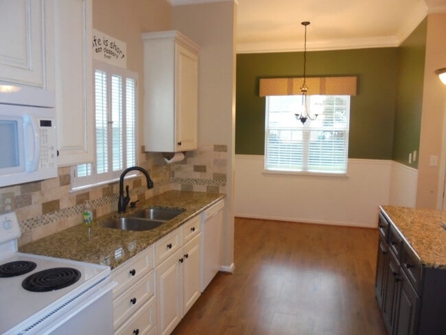 Building Photo - Spacious 2 story with double garage in Jam...