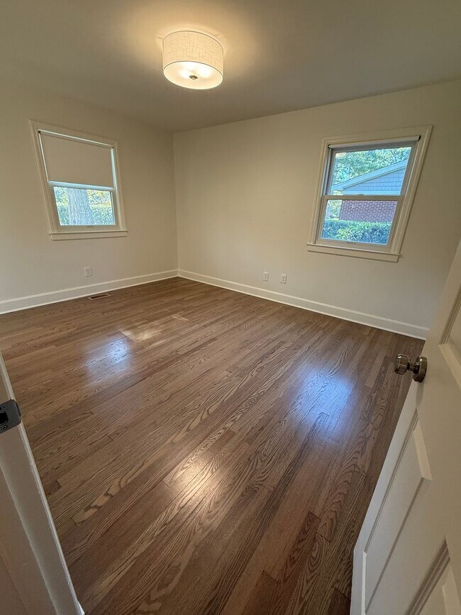 Building Photo - 3/3 Totally Renovated House on Sylvan Driv...