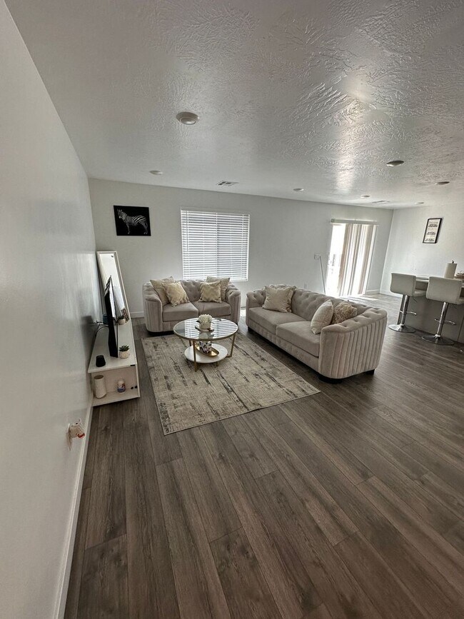 Building Photo - Charming Townhome