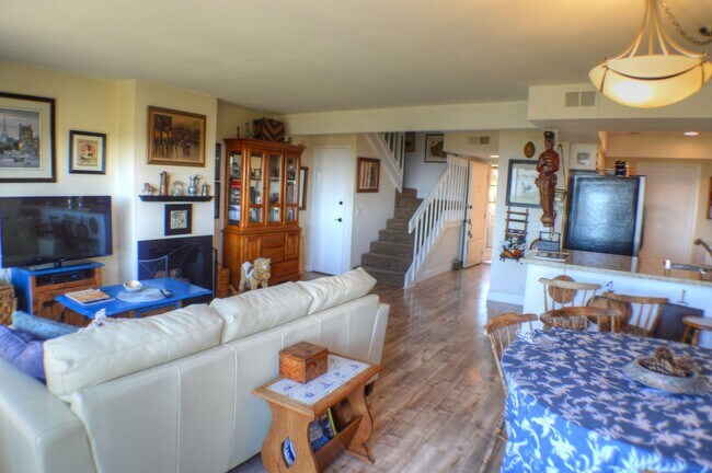 Building Photo - Panoramic ocean view from this 2 bedroom condo up on the hills of San Clemente