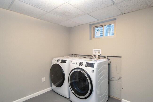 Building Photo - 690 North Dr